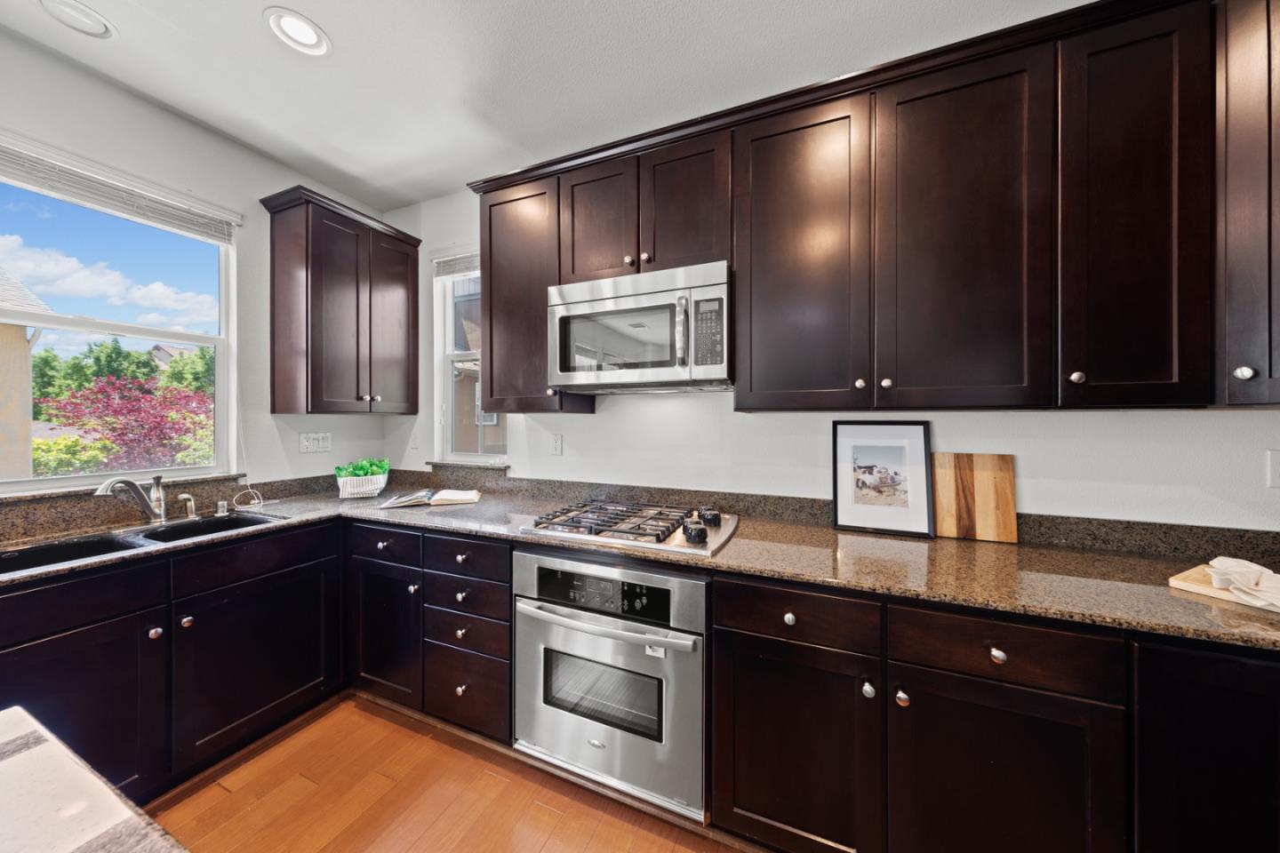 Detail Gallery Image 13 of 54 For 218 Peppermint Tree Ter #1,  Sunnyvale,  CA 94086 - 3 Beds | 2/2 Baths