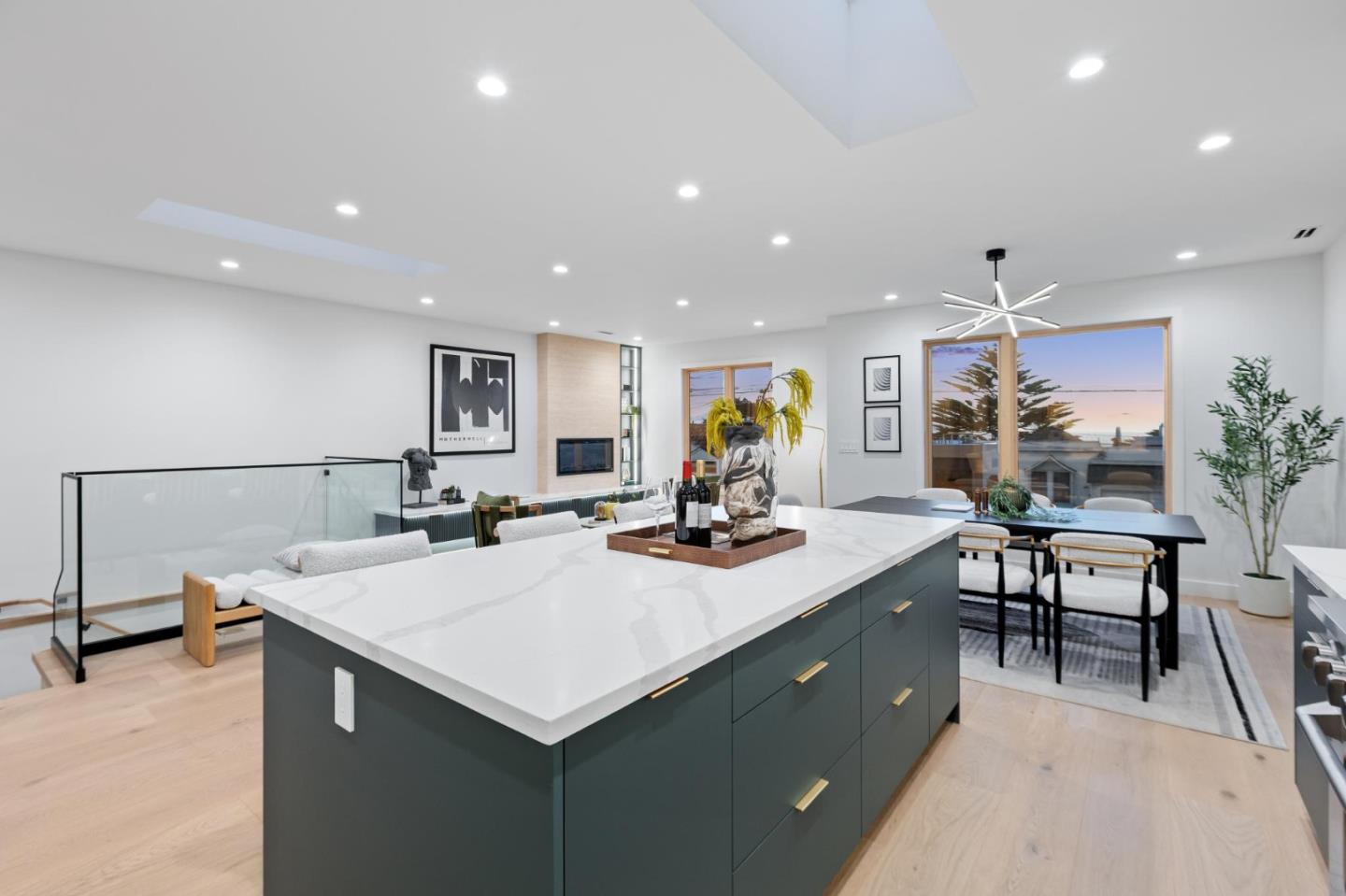 Detail Gallery Image 8 of 126 For 2250 44th Ave, San Francisco,  CA 94116 - 3 Beds | 3/2 Baths