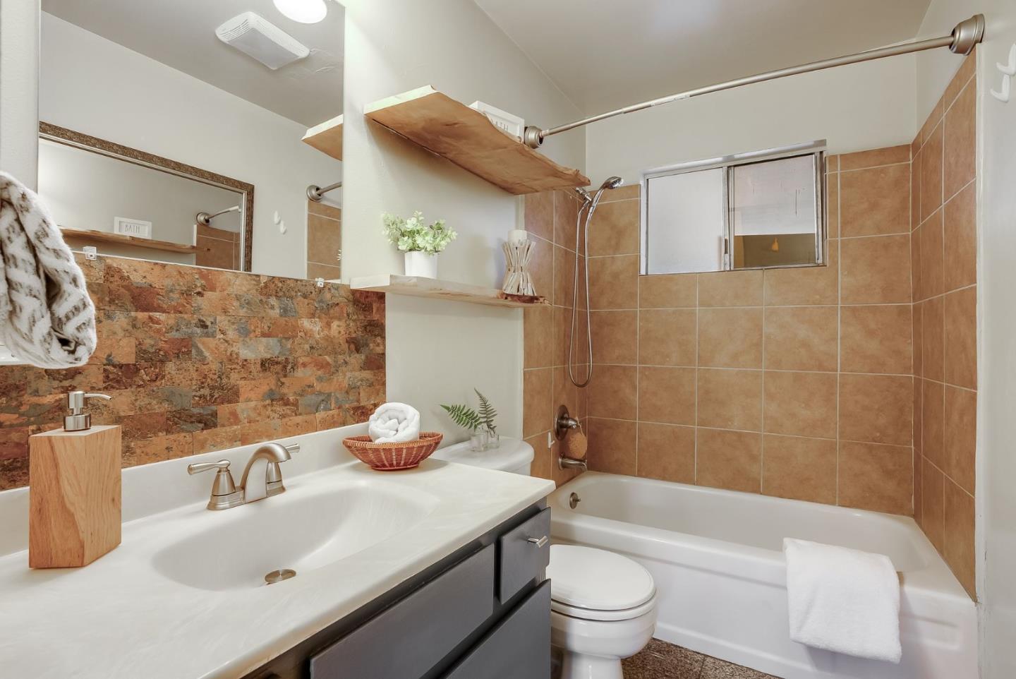 Detail Gallery Image 12 of 29 For 2270 Brentwood Ct, East Palo Alto,  CA 94303 - 5 Beds | 3 Baths