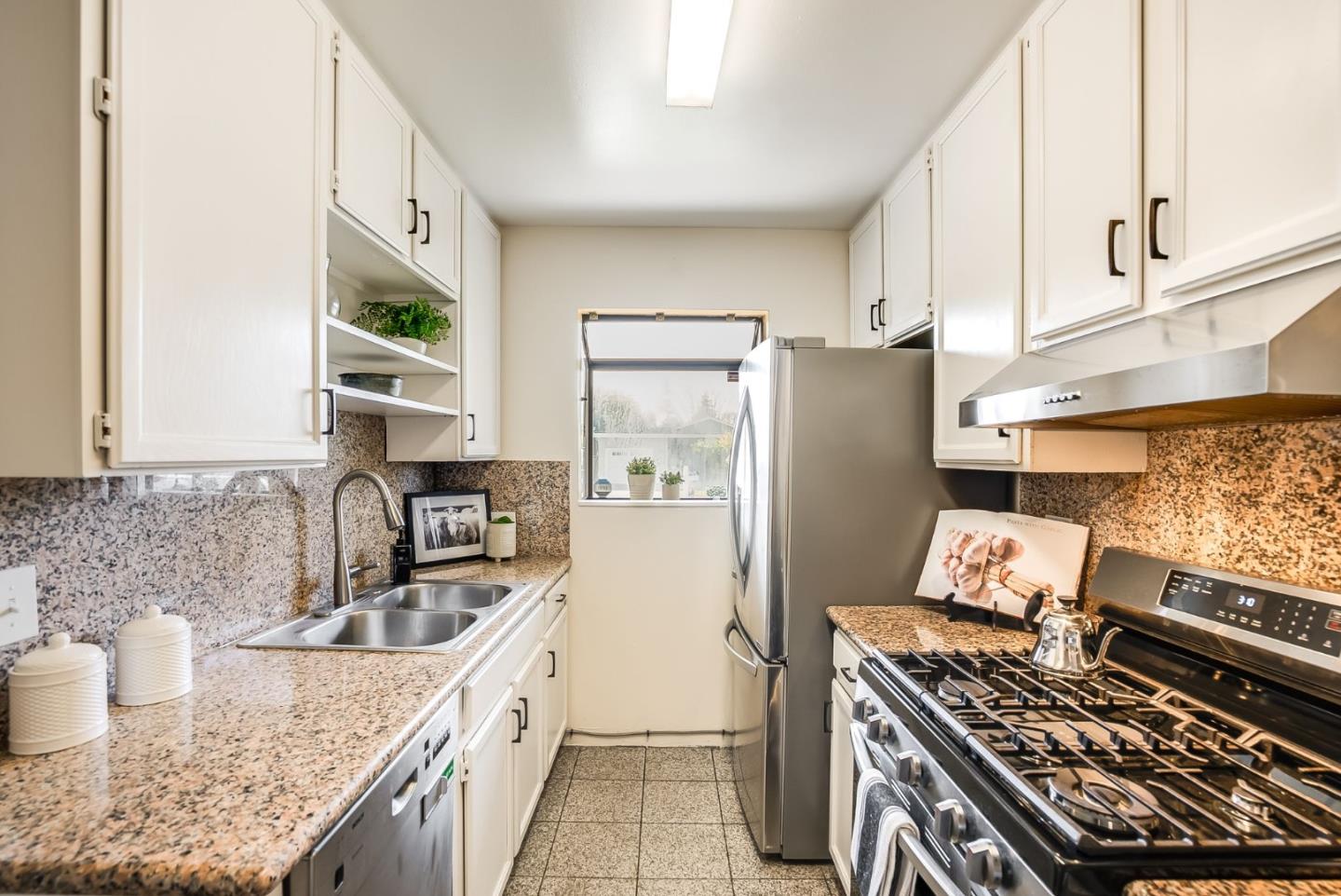 Detail Gallery Image 5 of 29 For 2270 Brentwood Ct, East Palo Alto,  CA 94303 - 5 Beds | 3 Baths