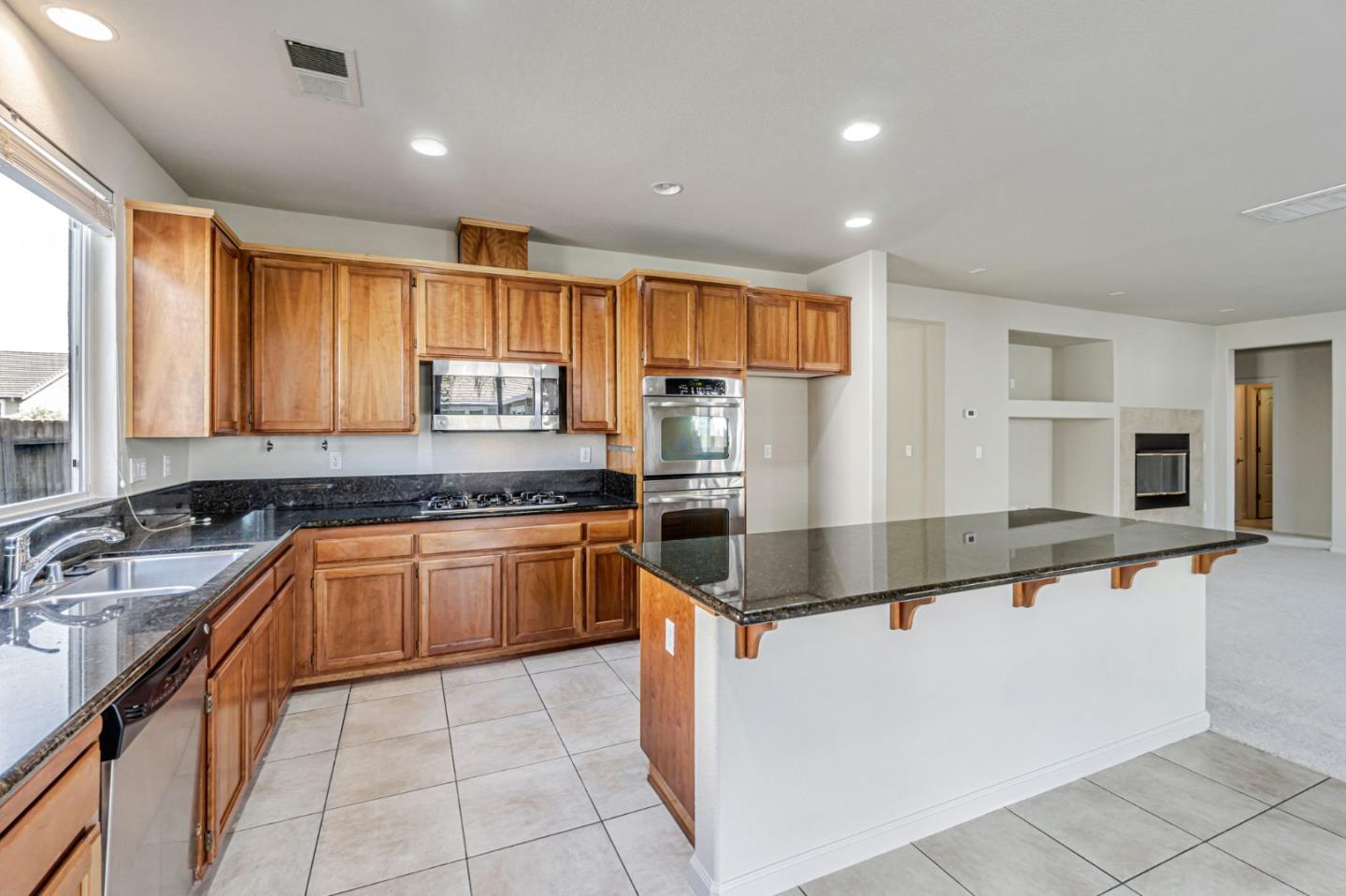 Detail Gallery Image 10 of 48 For 1962 Canyon Oaks Cir, Pittsburg,  CA 94565 - 6 Beds | 5 Baths