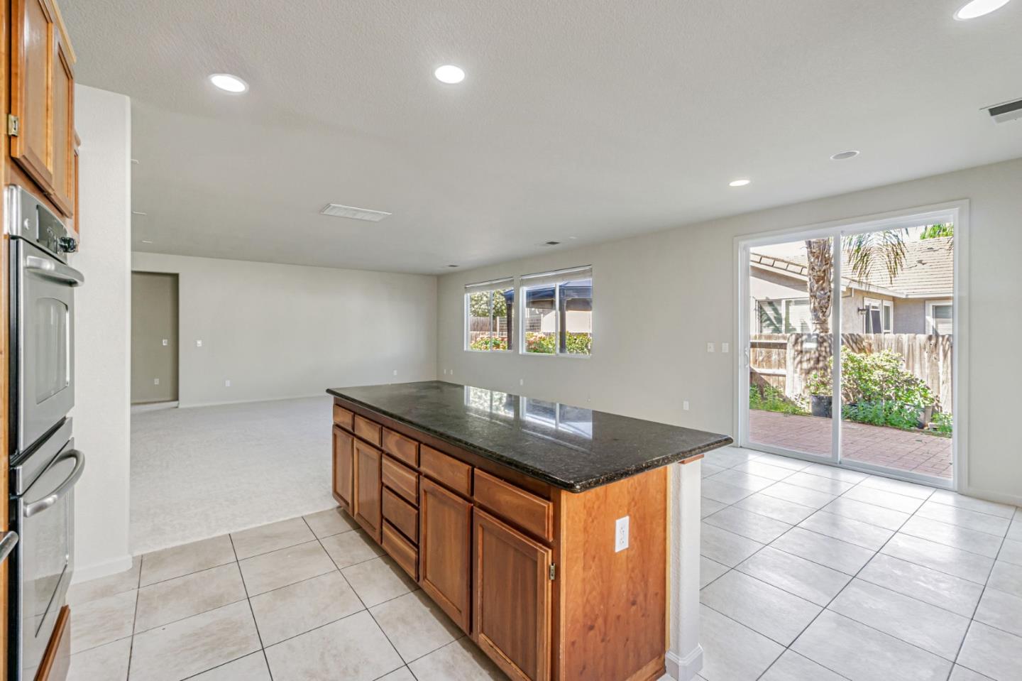 Detail Gallery Image 11 of 48 For 1962 Canyon Oaks Cir, Pittsburg,  CA 94565 - 6 Beds | 5 Baths
