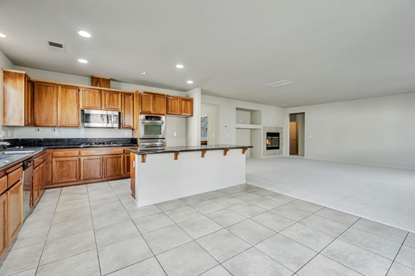 Detail Gallery Image 12 of 48 For 1962 Canyon Oaks Cir, Pittsburg,  CA 94565 - 6 Beds | 5 Baths