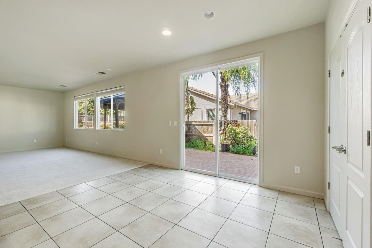 Detail Gallery Image 13 of 48 For 1962 Canyon Oaks Cir, Pittsburg,  CA 94565 - 6 Beds | 5 Baths