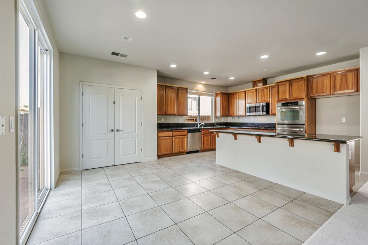 Detail Gallery Image 14 of 48 For 1962 Canyon Oaks Cir, Pittsburg,  CA 94565 - 6 Beds | 5 Baths