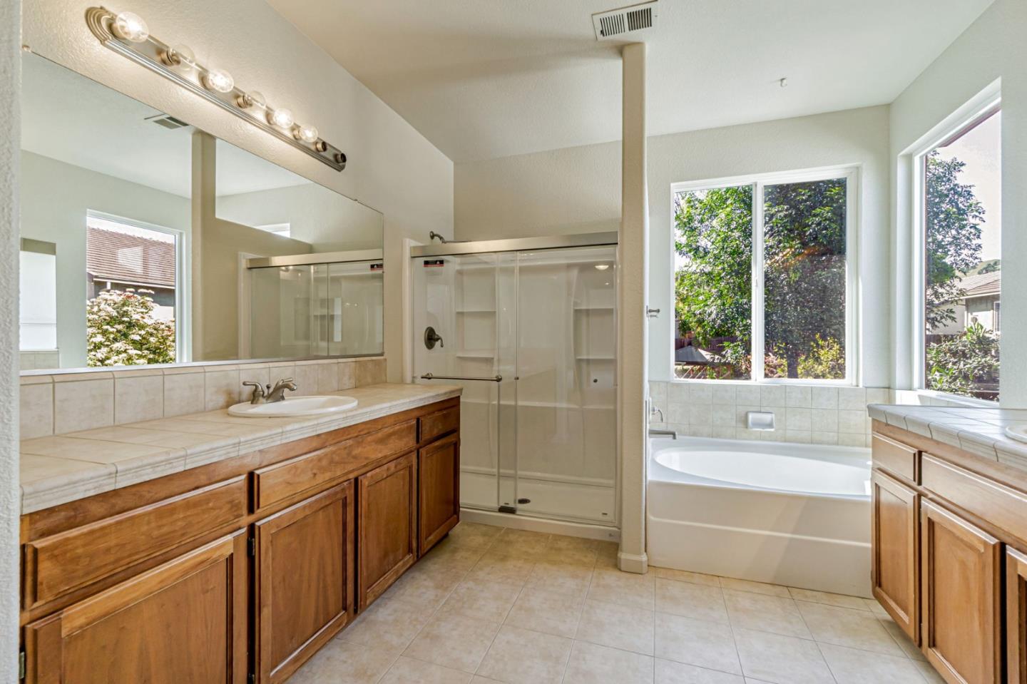 Detail Gallery Image 43 of 48 For 1962 Canyon Oaks Cir, Pittsburg,  CA 94565 - 6 Beds | 5 Baths