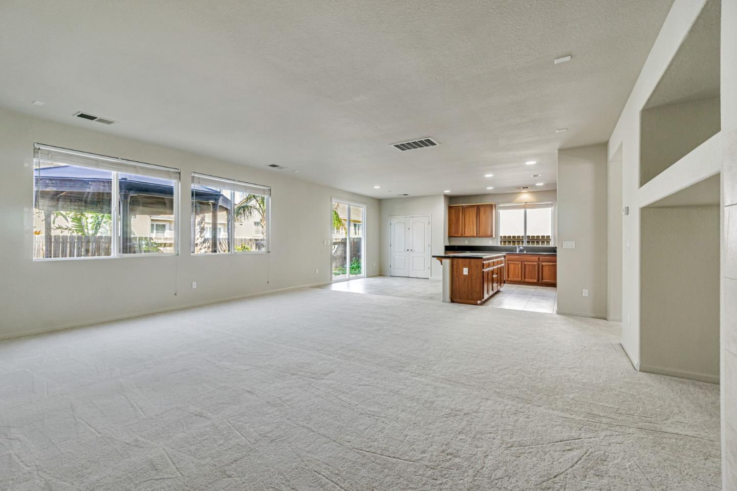 Detail Gallery Image 8 of 48 For 1962 Canyon Oaks Cir, Pittsburg,  CA 94565 - 6 Beds | 5 Baths