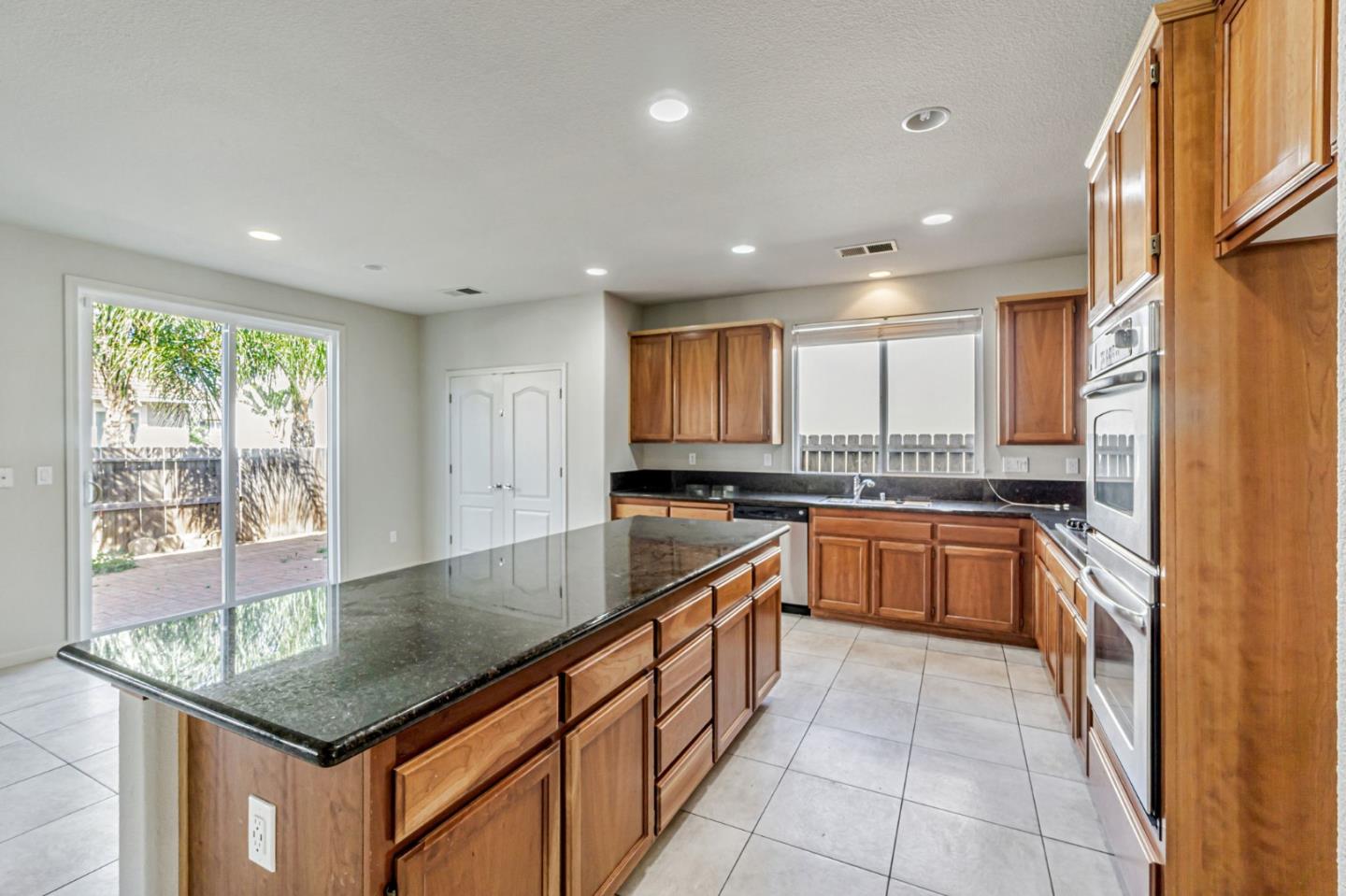 Detail Gallery Image 9 of 48 For 1962 Canyon Oaks Cir, Pittsburg,  CA 94565 - 6 Beds | 5 Baths