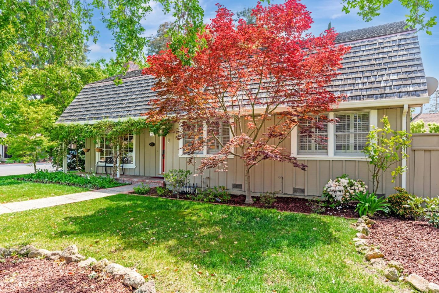 Detail Gallery Image 4 of 56 For 632 Saint Claire Dr, Palo Alto,  CA 94306 - 5 Beds | 2/1 Baths