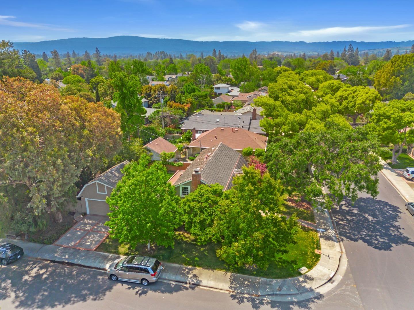 Detail Gallery Image 43 of 56 For 632 Saint Claire Dr, Palo Alto,  CA 94306 - 5 Beds | 2/1 Baths