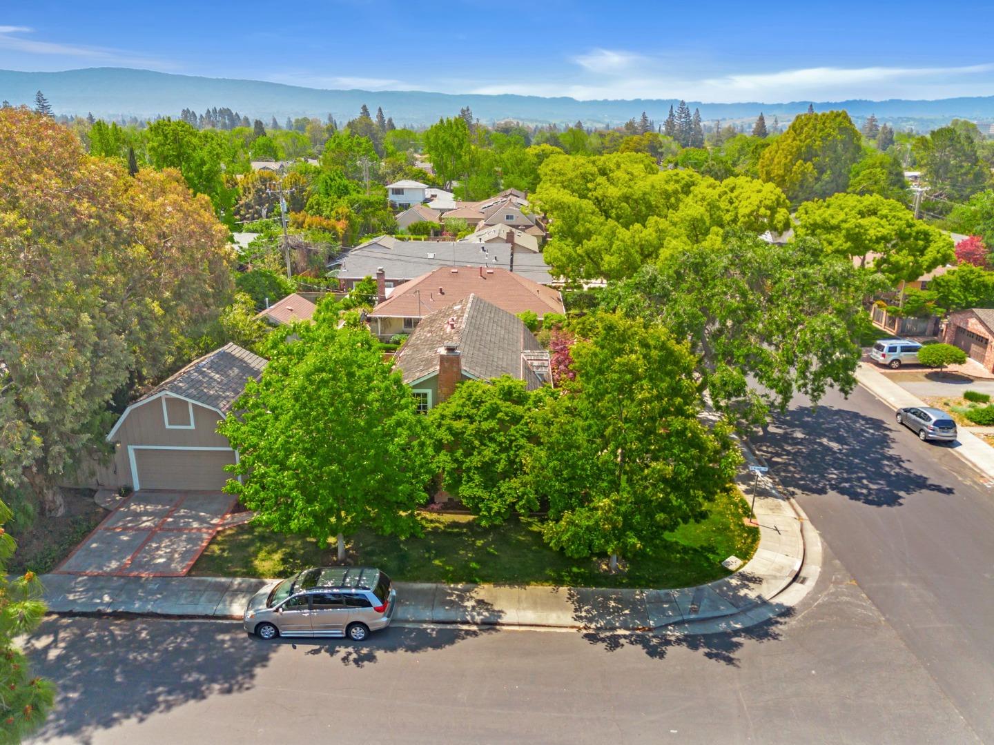 Detail Gallery Image 44 of 56 For 632 Saint Claire Dr, Palo Alto,  CA 94306 - 5 Beds | 2/1 Baths