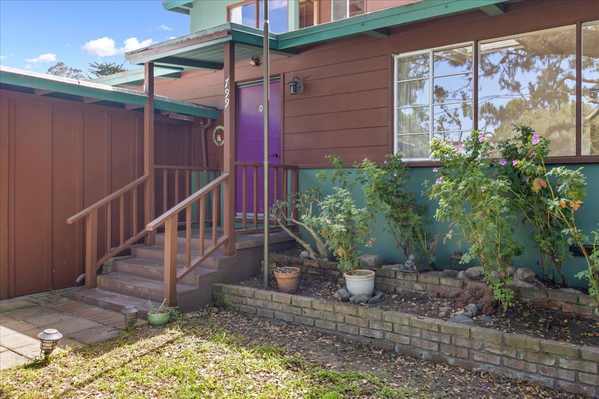 Detail Gallery Image 3 of 27 For 799 Lottie St, Monterey,  CA 93940 - 3 Beds | 2 Baths
