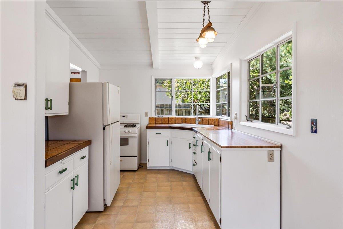 Detail Gallery Image 7 of 27 For 799 Lottie St, Monterey,  CA 93940 - 3 Beds | 2 Baths