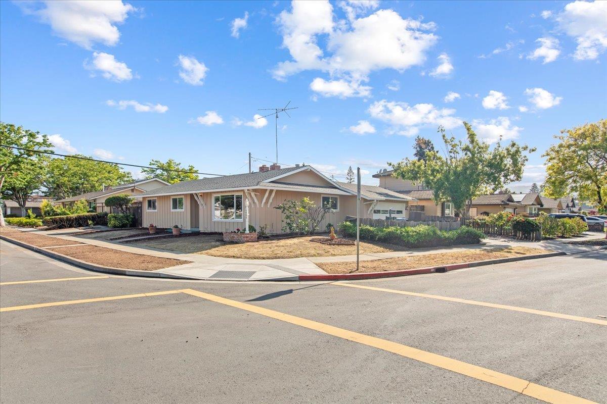 Detail Gallery Image 5 of 58 For 1455 Elka Ave, San Jose,  CA 95129 - 4 Beds | 2 Baths