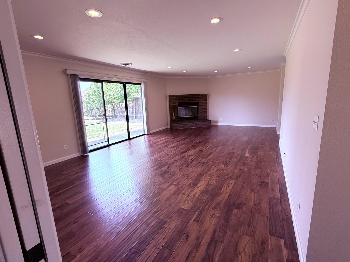 Detail Gallery Image 10 of 26 For 820 Neil Dr, Hollister,  CA 95023 - 3 Beds | 2 Baths