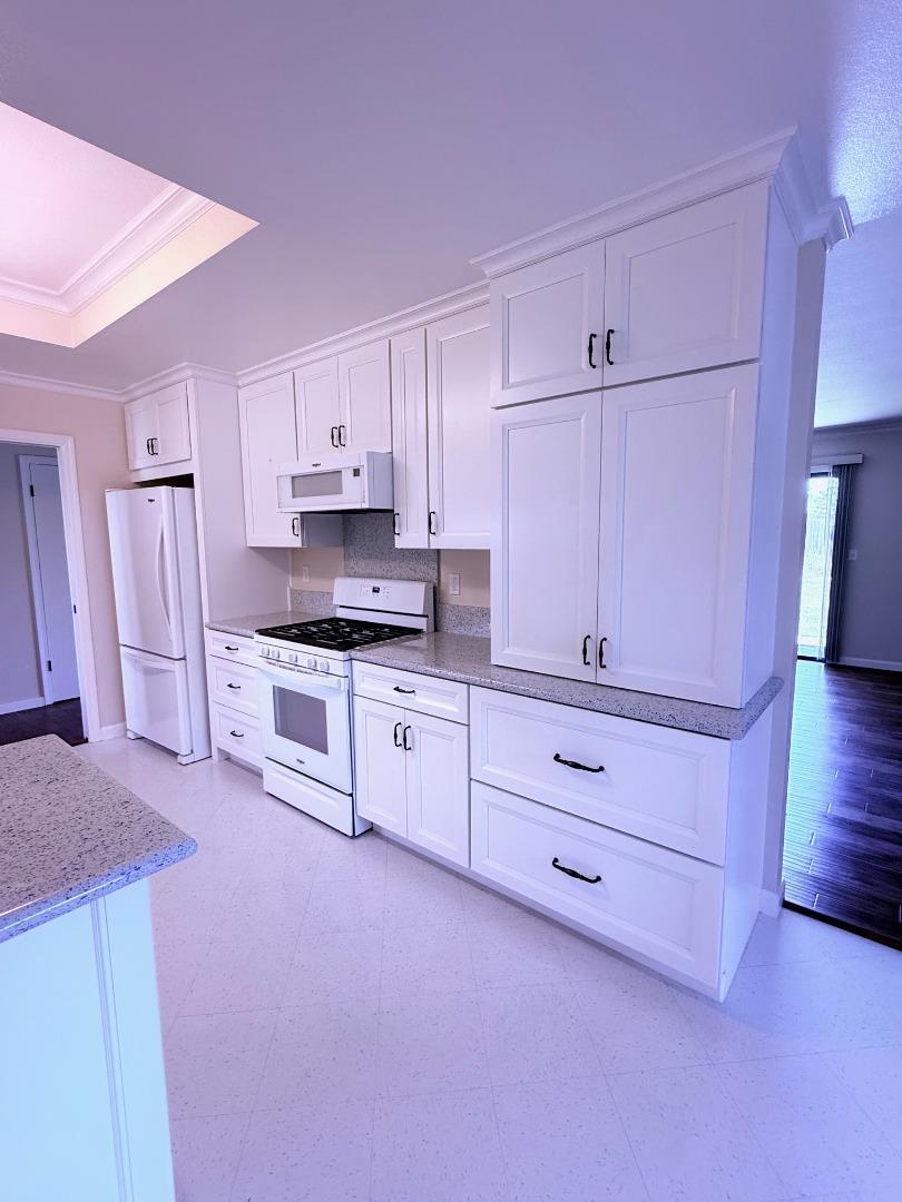 Detail Gallery Image 4 of 26 For 820 Neil Dr, Hollister,  CA 95023 - 3 Beds | 2 Baths