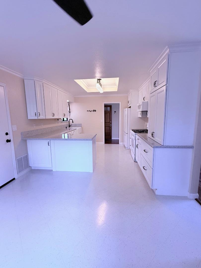 Detail Gallery Image 5 of 26 For 820 Neil Dr, Hollister,  CA 95023 - 3 Beds | 2 Baths