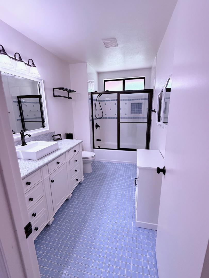Detail Gallery Image 8 of 26 For 820 Neil Dr, Hollister,  CA 95023 - 3 Beds | 2 Baths