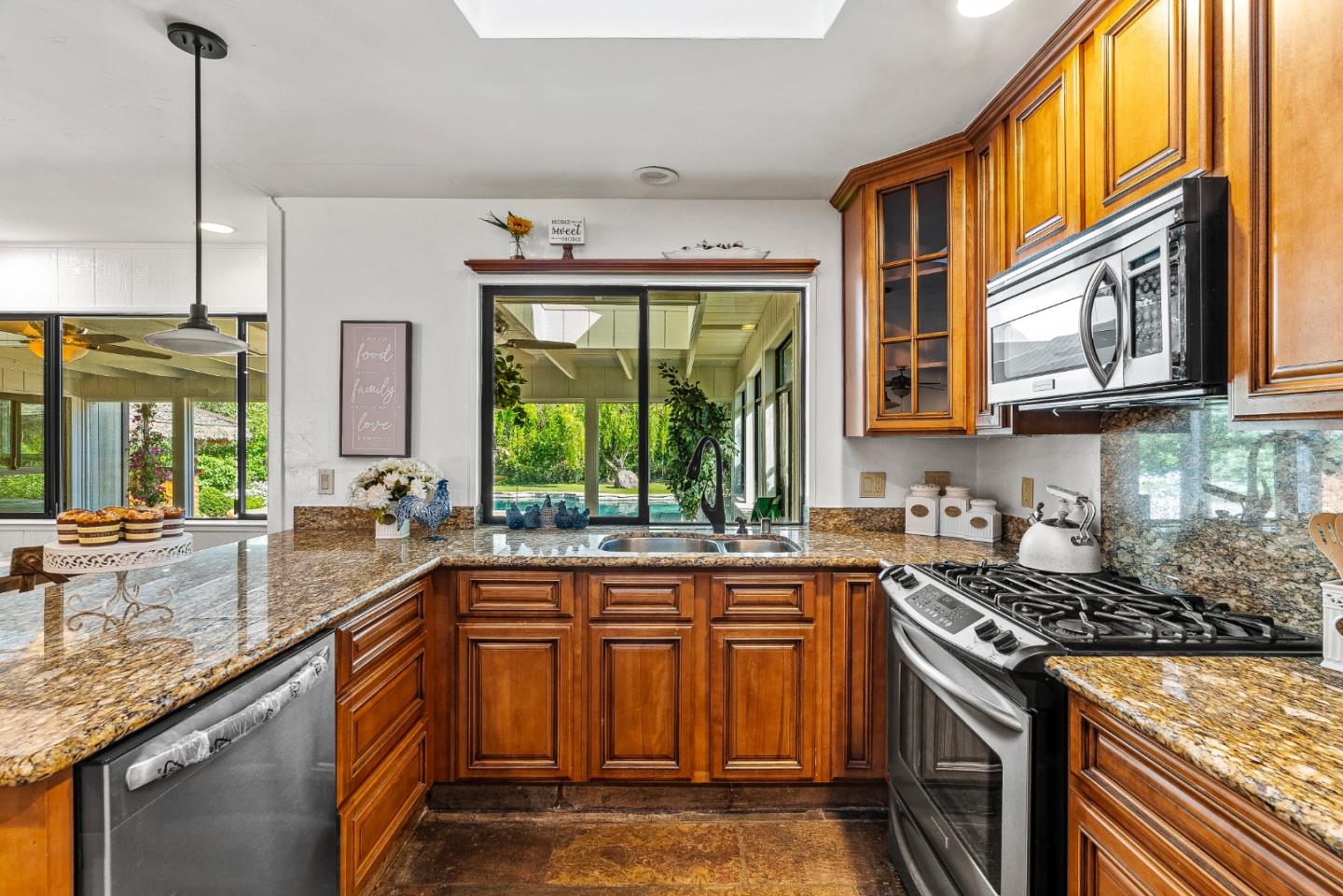 Detail Gallery Image 12 of 79 For 19535 Almaden Rd, San Jose,  CA 95120 - 4 Beds | 2/1 Baths