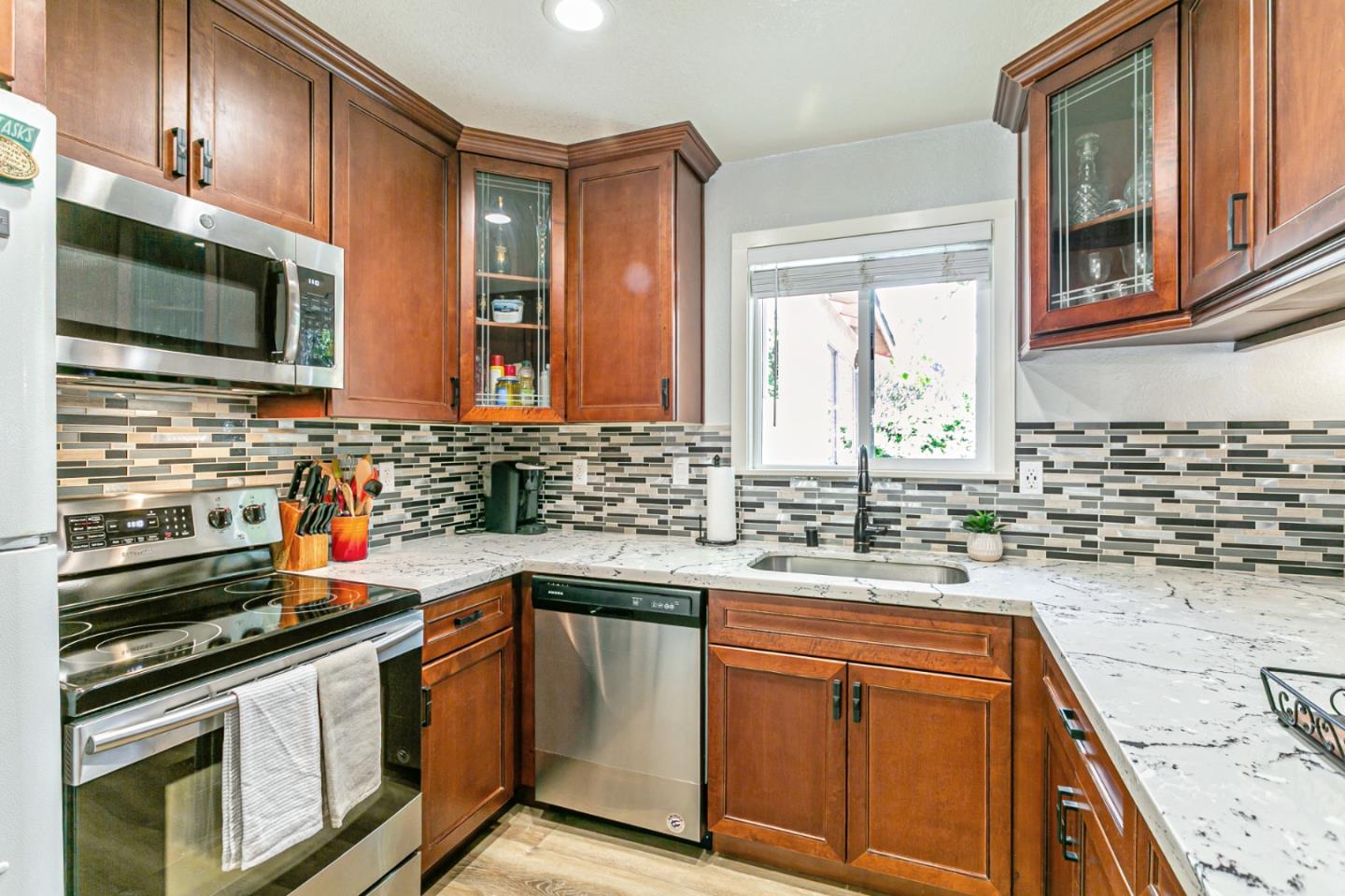 Detail Gallery Image 7 of 26 For 970 Ortega Cir, Gilroy,  CA 95020 - 4 Beds | 2 Baths