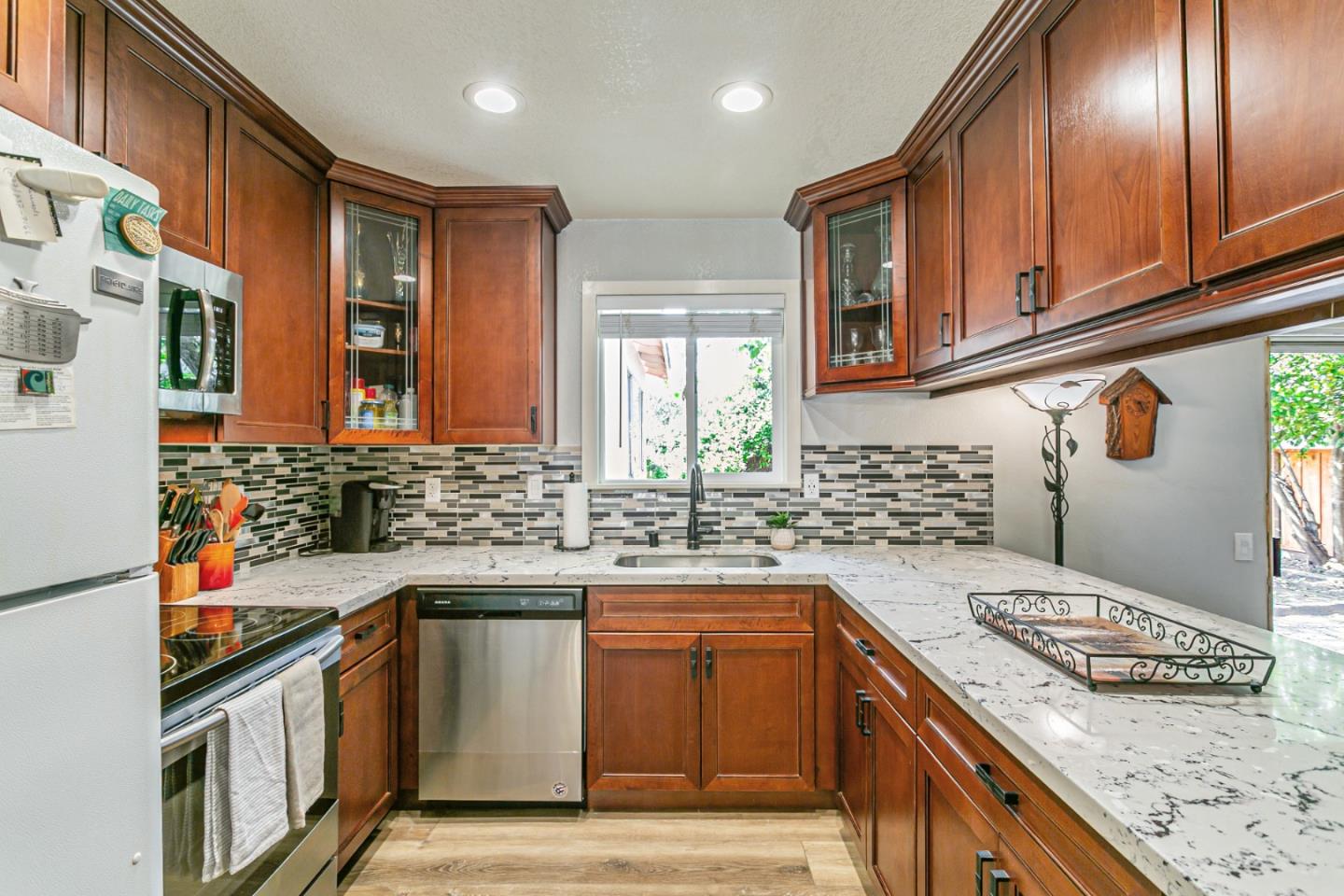 Detail Gallery Image 8 of 26 For 970 Ortega Cir, Gilroy,  CA 95020 - 4 Beds | 2 Baths
