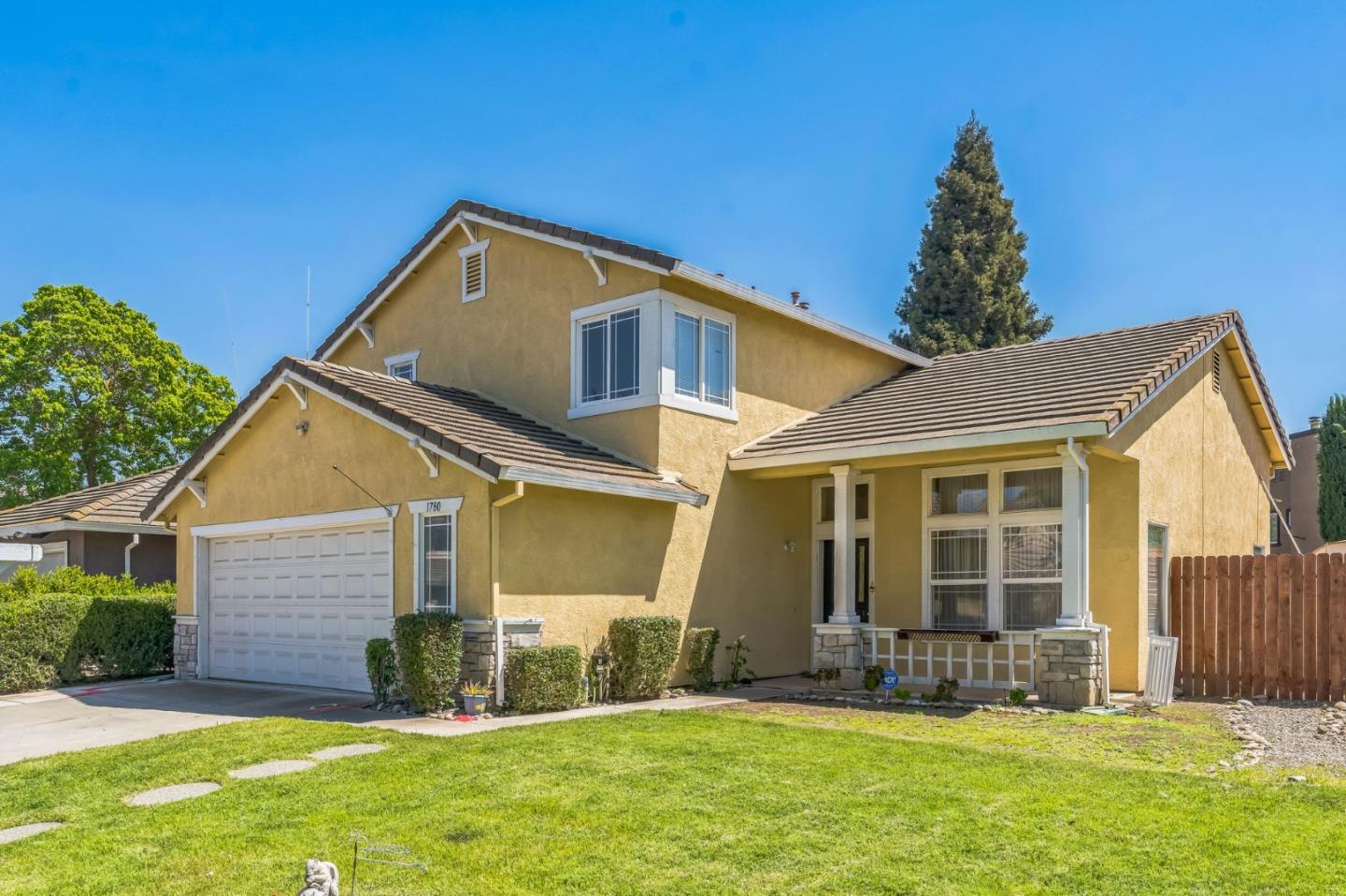 Detail Gallery Image 2 of 30 For 1780 Decarli St, Stockton,  CA 95206 - 4 Beds | 2/1 Baths
