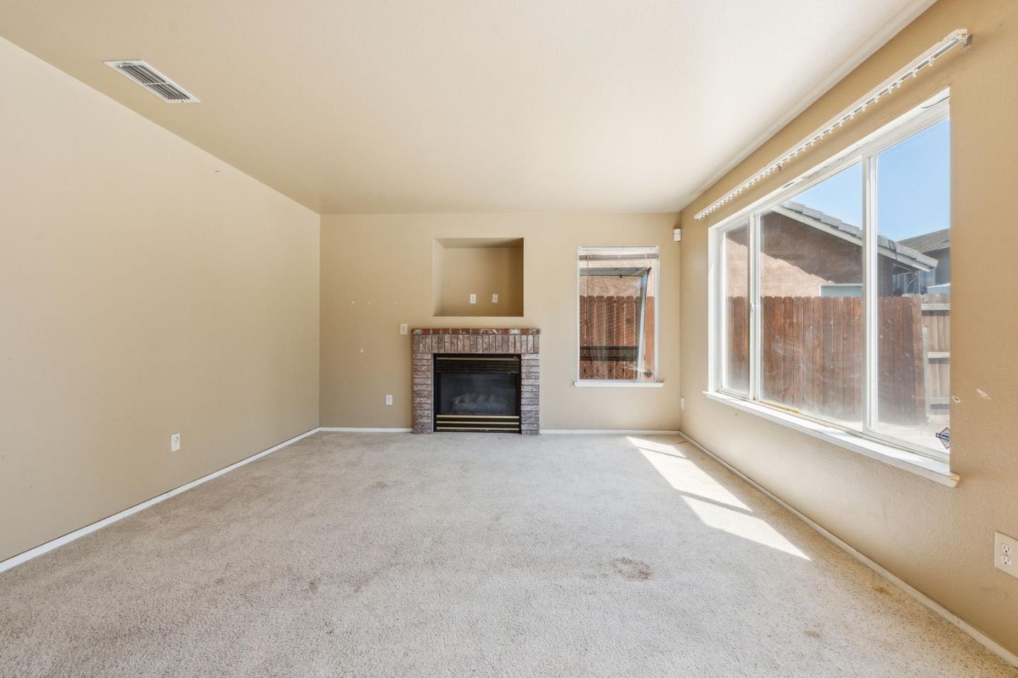 Detail Gallery Image 5 of 30 For 1780 Decarli St, Stockton,  CA 95206 - 4 Beds | 2/1 Baths