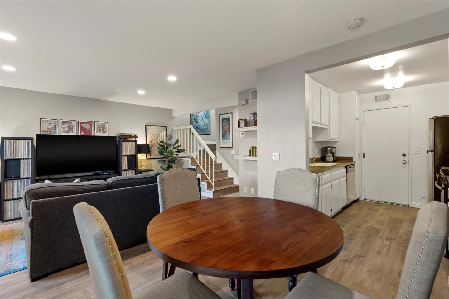 Detail Gallery Image 6 of 21 For 12246 Runnymede St #2,  North Hollywood,  CA 91605 - 2 Beds | 2 Baths