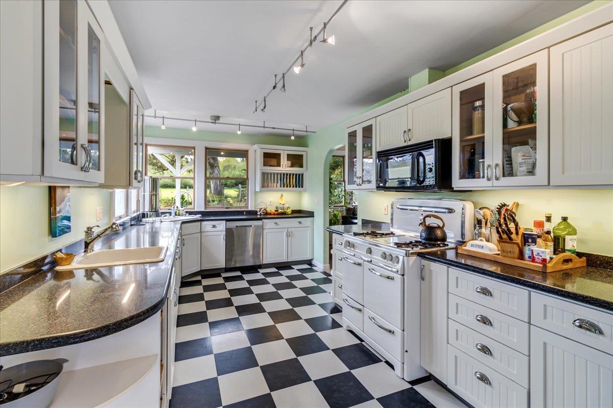 Detail Gallery Image 15 of 53 For 71 Spring Rd, Royal Oaks,  CA 95076 - 4 Beds | 3/1 Baths