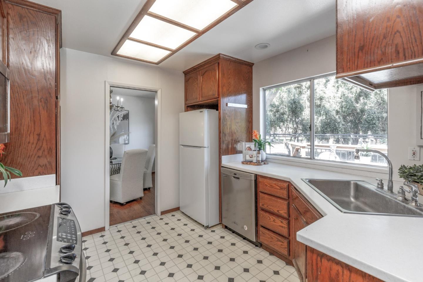 Detail Gallery Image 10 of 29 For 443 Thames Park Ct, San Jose,  CA 95136 - 4 Beds | 2/1 Baths