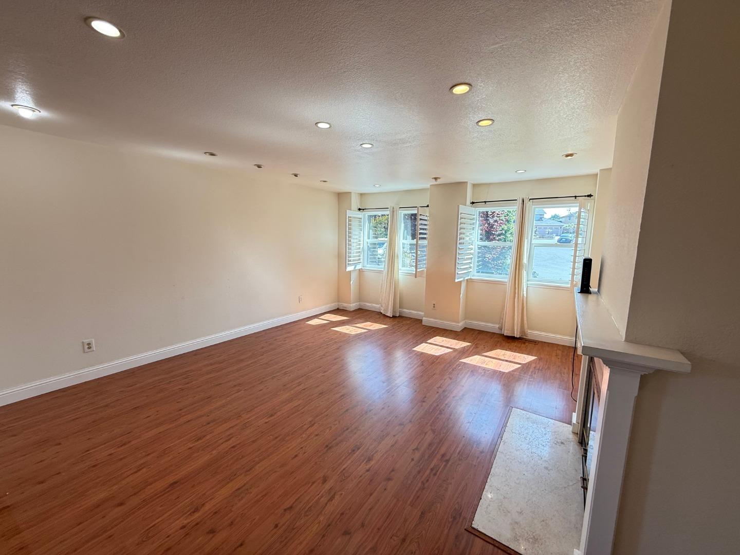 Detail Gallery Image 5 of 40 For 336 Morse Ct, Marina,  CA 93933 - 4 Beds | 3 Baths