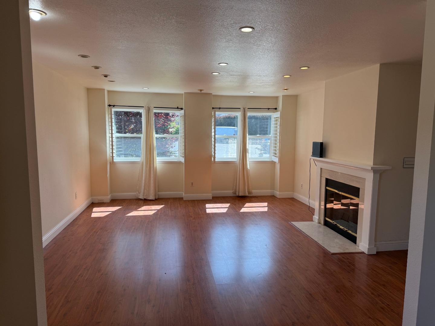 Detail Gallery Image 8 of 40 For 336 Morse Ct, Marina,  CA 93933 - 4 Beds | 3 Baths