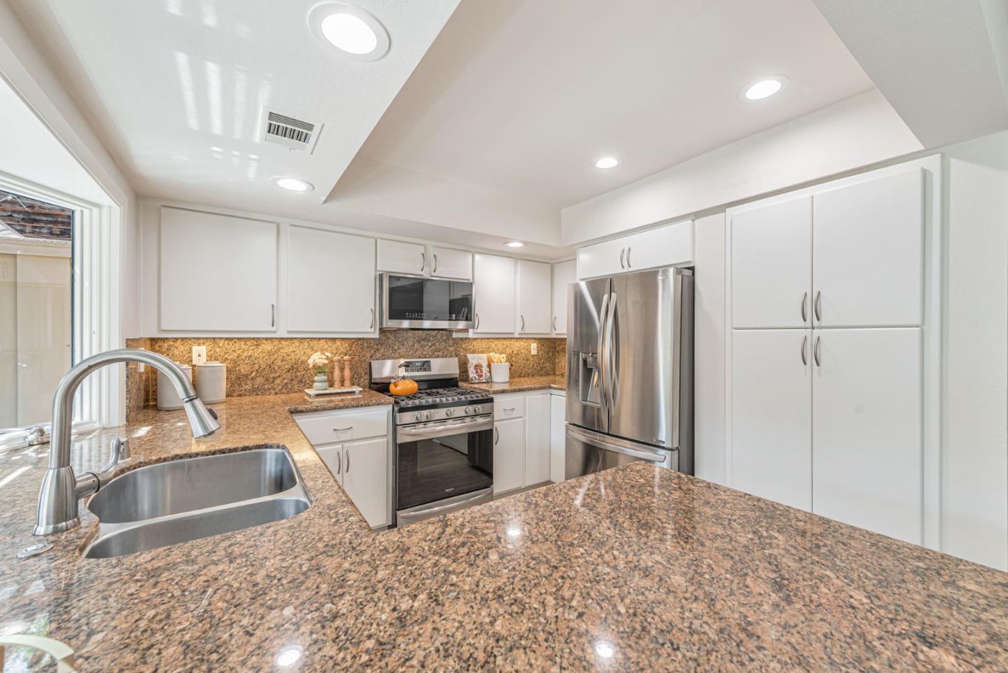Detail Gallery Image 9 of 35 For 6015 Calle De Felice, San Jose,  CA 95124 - 3 Beds | 3/1 Baths