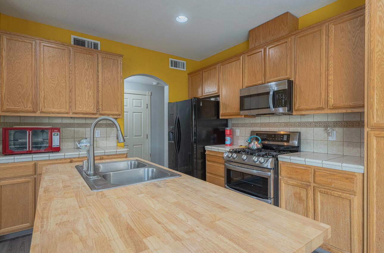 Detail Gallery Image 8 of 39 For 1416 San Rafael St, Los Banos,  CA 93635 - 6 Beds | 3/1 Baths