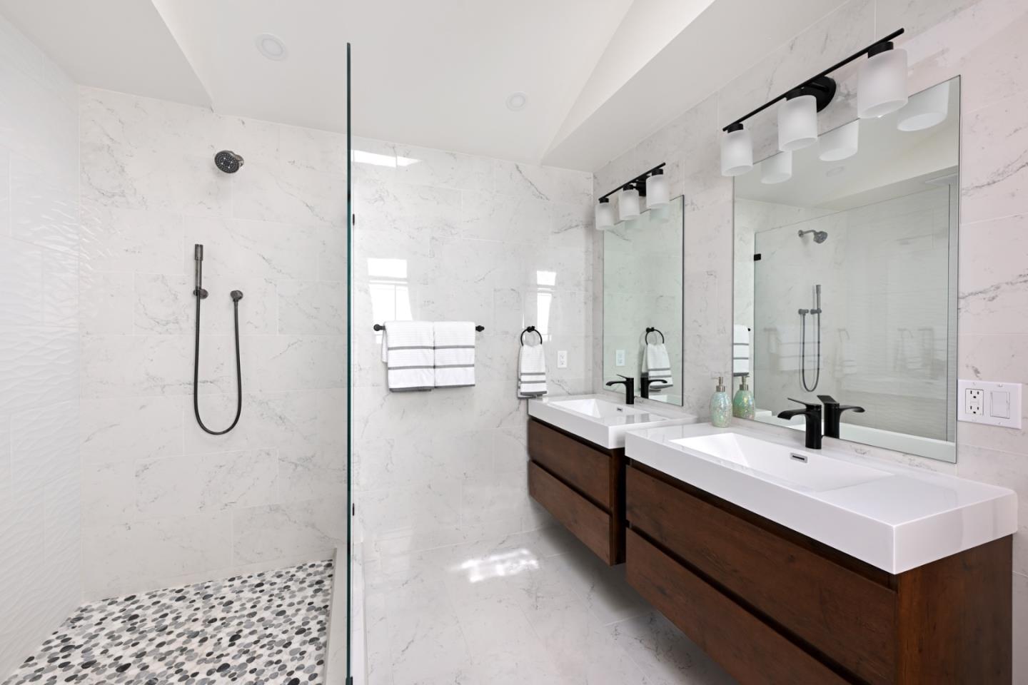 Detail Gallery Image 15 of 27 For 4013 Los Altos Dr, Pebble Beach,  CA 93953 - 3 Beds | 2/1 Baths