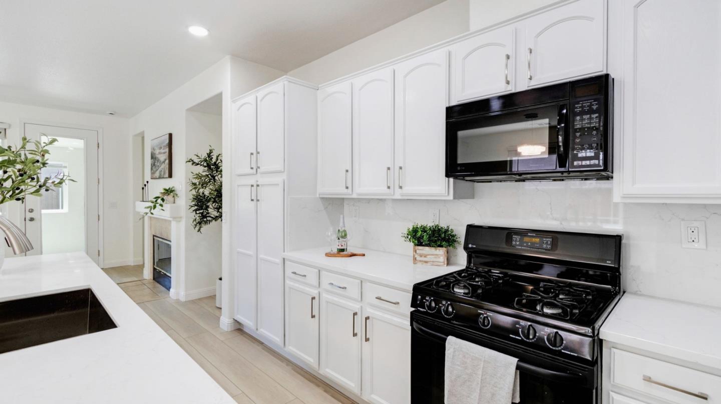 Detail Gallery Image 8 of 52 For 2760 Shellgate Cir, Hayward,  CA 94545 - 4 Beds | 2/1 Baths