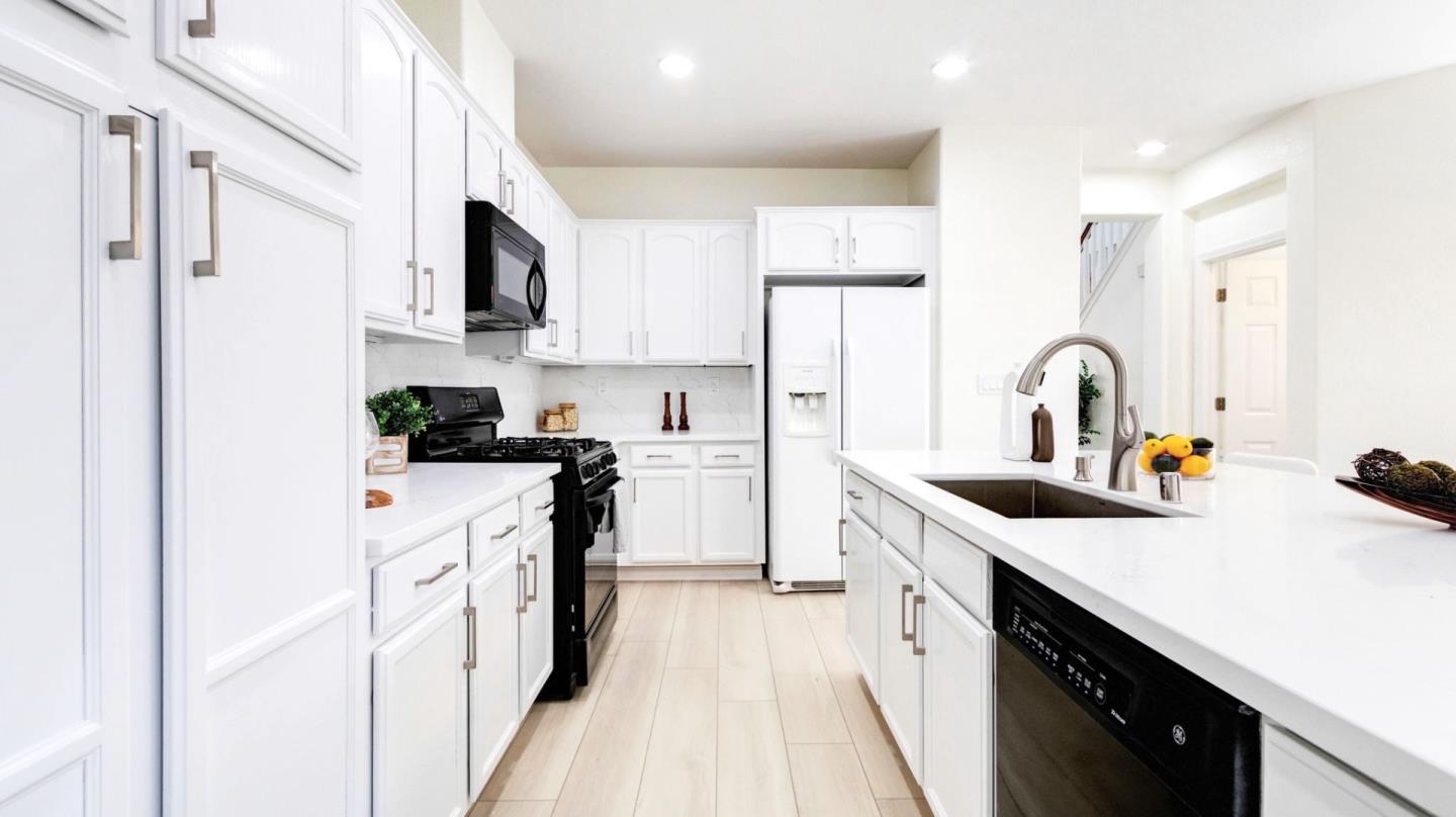 Detail Gallery Image 9 of 52 For 2760 Shellgate Cir, Hayward,  CA 94545 - 4 Beds | 2/1 Baths