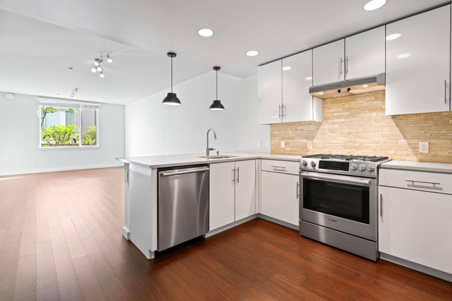 Detail Gallery Image 2 of 13 For 570 Innes Ave #203,  San Francisco,  CA 94124 - 1 Beds | 1 Baths