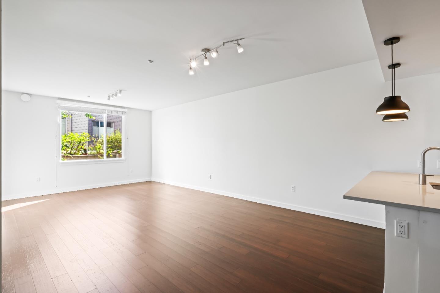 Detail Gallery Image 4 of 13 For 570 Innes Ave #203,  San Francisco,  CA 94124 - 1 Beds | 1 Baths