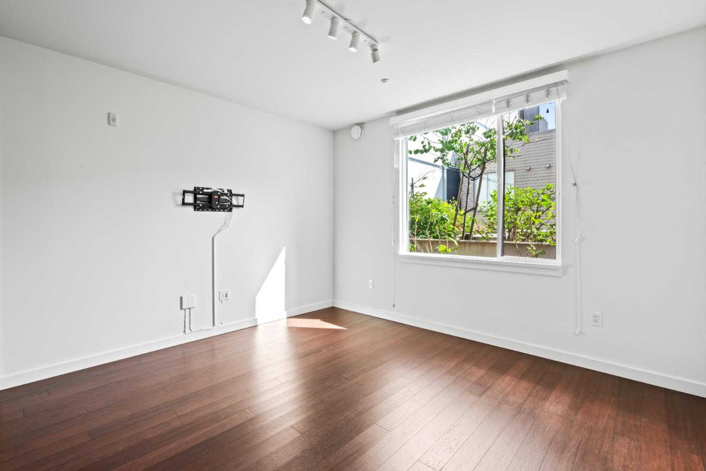 Detail Gallery Image 7 of 13 For 570 Innes Ave #203,  San Francisco,  CA 94124 - 1 Beds | 1 Baths