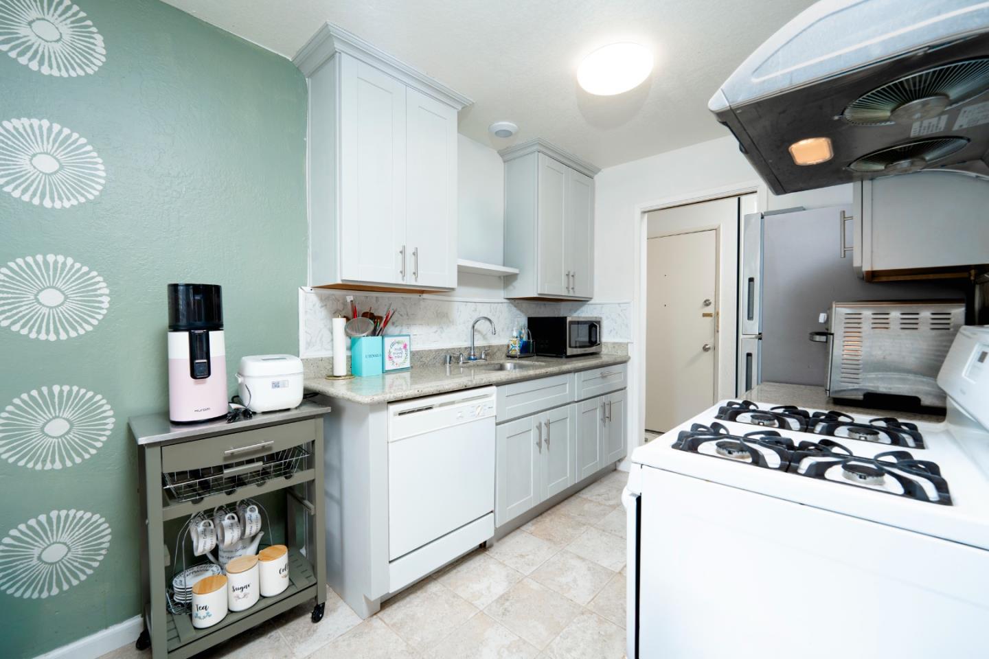 Detail Gallery Image 3 of 24 For 2755 Country Dr #140,  Fremont,  CA 94536 - 2 Beds | 1/1 Baths