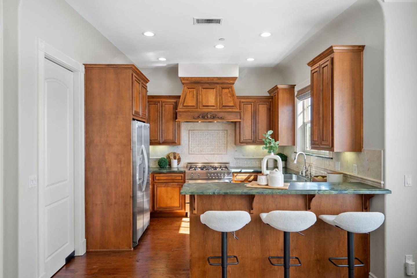 Detail Gallery Image 14 of 58 For 780 Nirasa Ln, San Jose,  CA 95125 - 4 Beds | 3/1 Baths