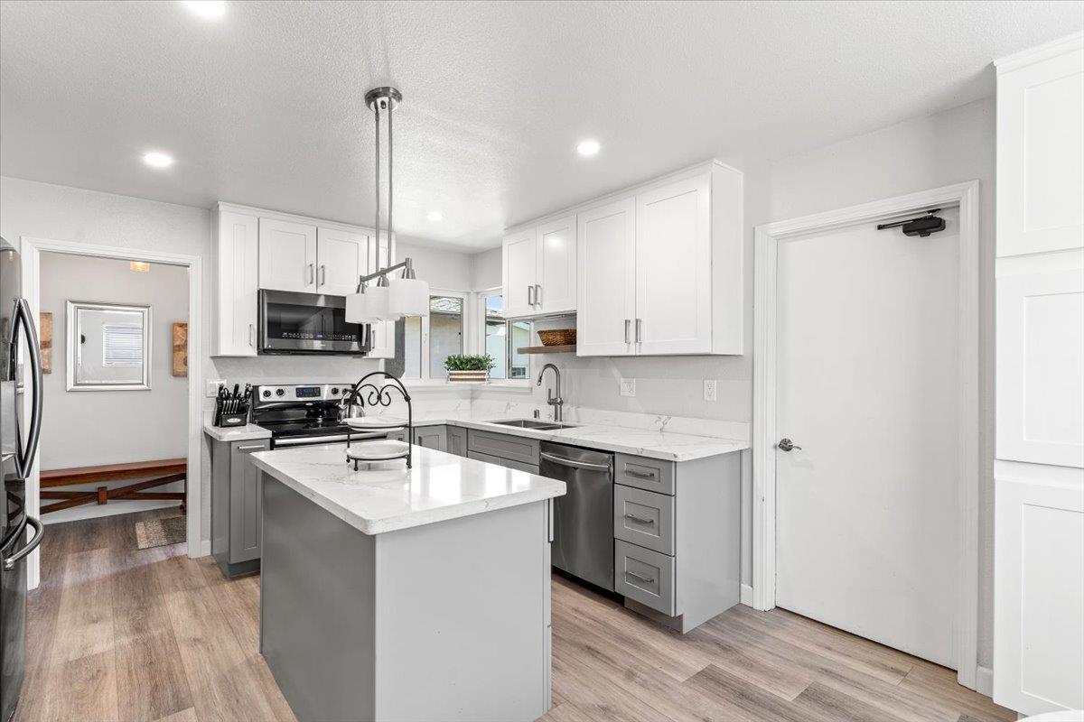 Detail Gallery Image 5 of 23 For 5856 Erskine Ct, San Jose,  CA 95123 - 4 Beds | 2 Baths