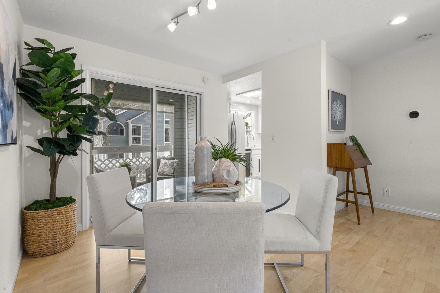Detail Gallery Image 10 of 32 For 873 Boardwalk Pl, Redwood Shores,  CA 94065 - 2 Beds | 2/1 Baths