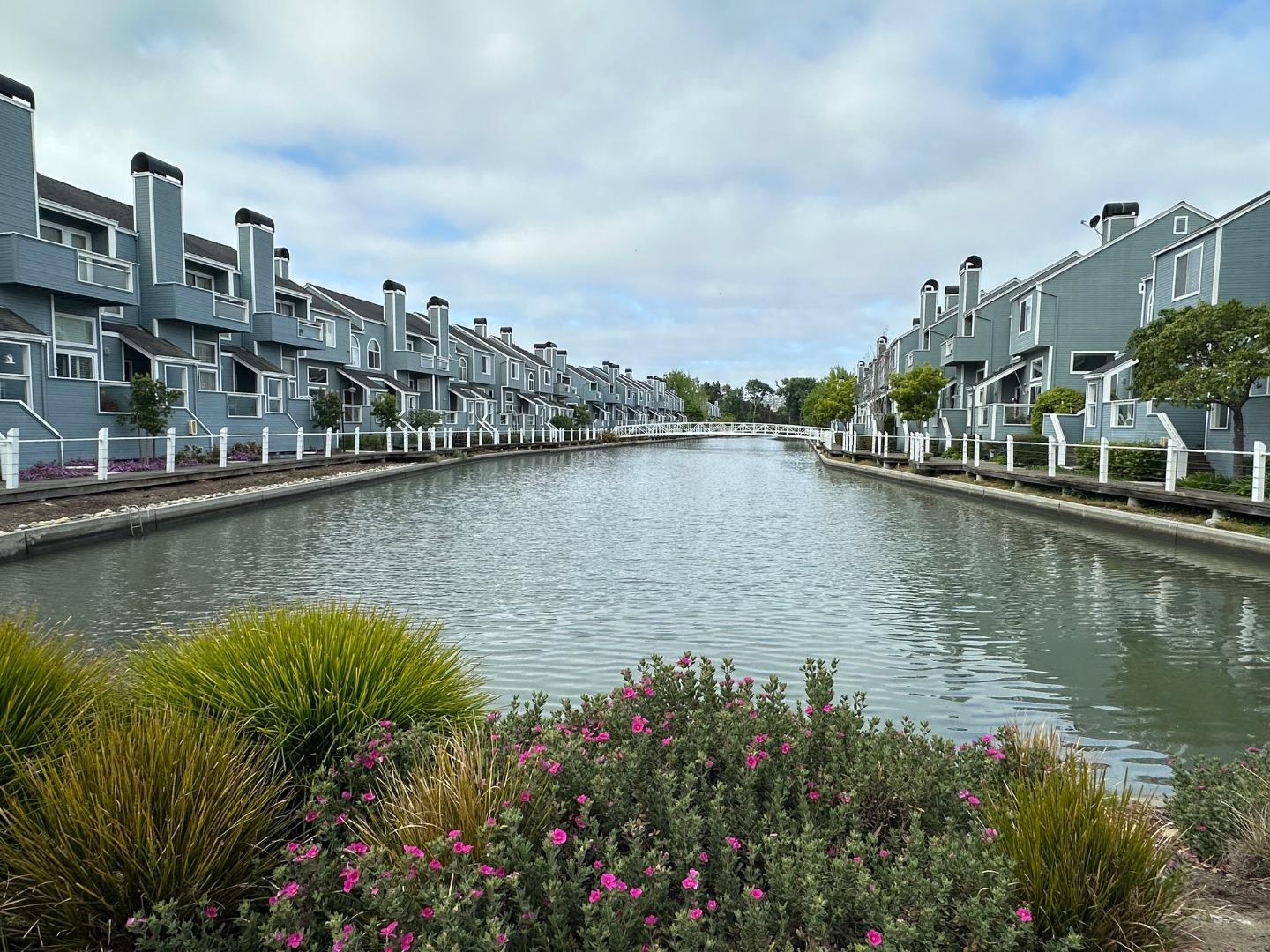 Detail Gallery Image 3 of 32 For 873 Boardwalk Pl, Redwood Shores,  CA 94065 - 2 Beds | 2/1 Baths