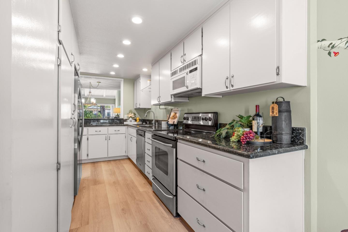 Detail Gallery Image 11 of 40 For 6139 Montgomery Pl, San Jose,  CA 95135 - 2 Beds | 2 Baths