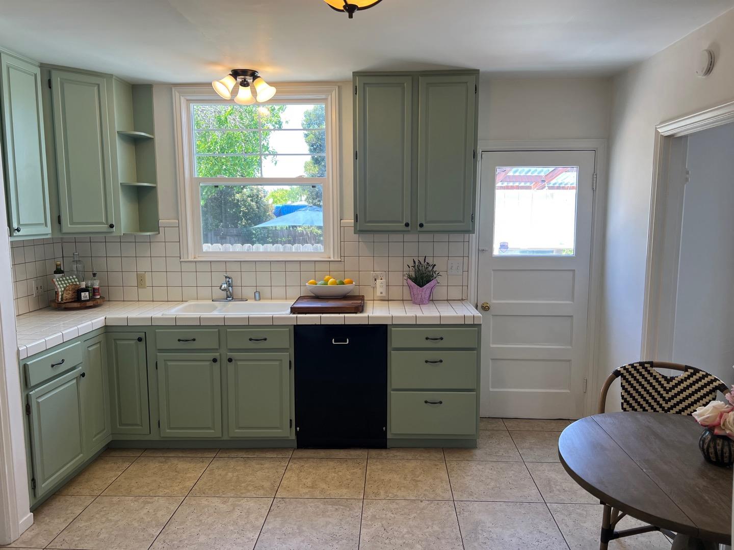 Detail Gallery Image 5 of 12 For 1065 10th Ave, Redwood City,  CA 94063 - 2 Beds | 1/1 Baths