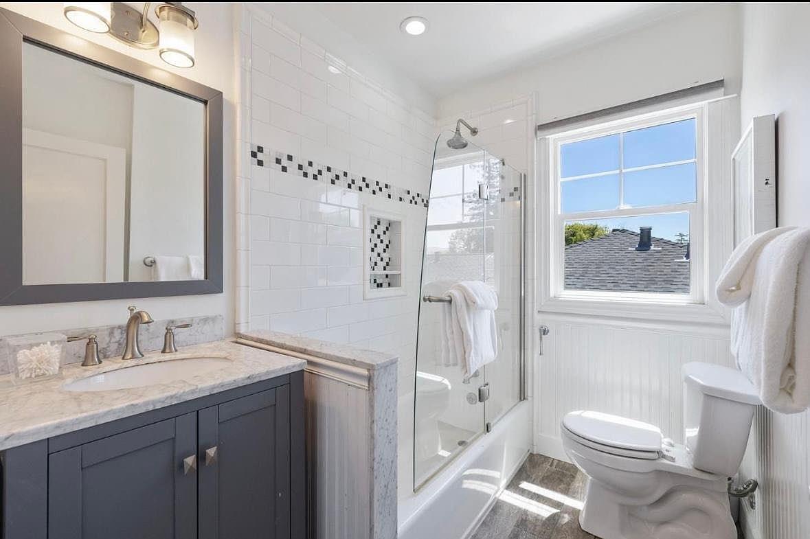 Detail Gallery Image 7 of 12 For 1065 10th Ave, Redwood City,  CA 94063 - 2 Beds | 1/1 Baths