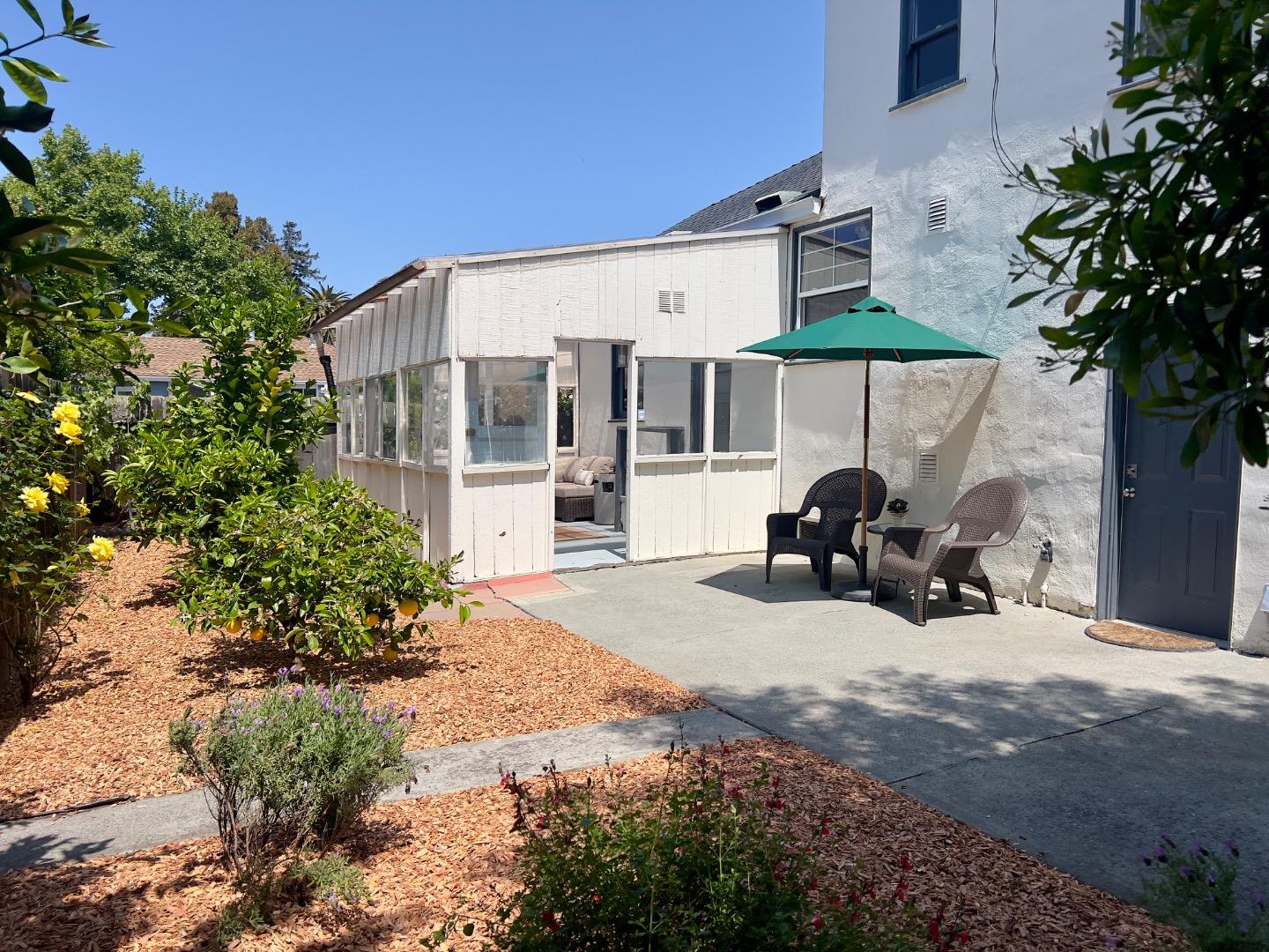 Detail Gallery Image 8 of 12 For 1065 10th Ave, Redwood City,  CA 94063 - 2 Beds | 1/1 Baths