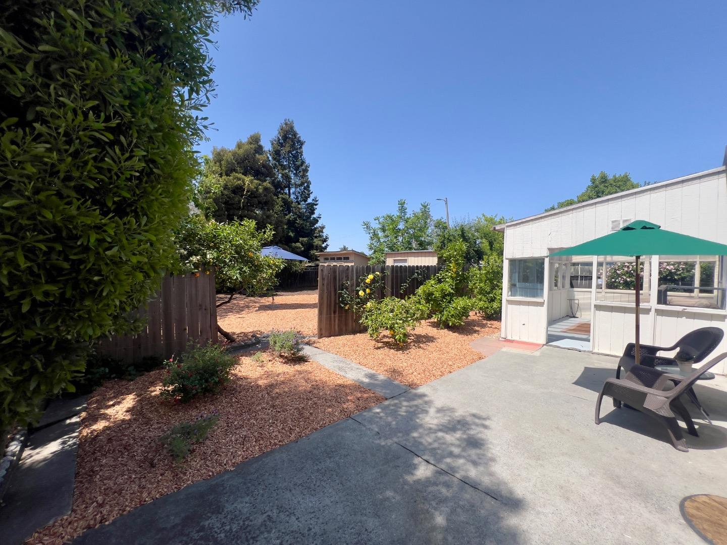 Detail Gallery Image 9 of 12 For 1065 10th Ave, Redwood City,  CA 94063 - 2 Beds | 1/1 Baths